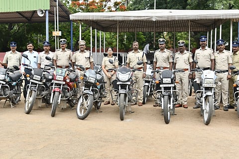 ಬಳ್ಳಾರಿಯ ಡಿಎಆರ್ ಮೈದಾನದಲ್ಲಿ  ಆರೋಪಿಯಿಂದ ವಶಪಡಿಸಿಕೊಂಡ ಬೈಕ್‌ಗಳನ್ನು ಪ್ರದರ್ಶಿಸಲಾಯಿತು. ಎಸ್ಪಿ ಡಾ.ಸುಮನ್ ಡಿ.ಪನ್ನೇಕರ್, ಎಎಸ್ಪಿ ಎನ್.ನವೀನ್ ಕುಮಾರ್, ಡಿವೈಎಸ್ಪಿ ಮಾಲತೇಶ ಕೊನಬೇವು, ಸಿಪಿಐ ವೈ.ಎಸ್.ಹನುಮಂತಪ್ಪ, ಪಿಎಸ್‌ಐಗಳಾದ ಪರಶುರಾಮ್, ಎಸ್.ಕೆ.ಮಲ್ಲಯ್ಯ ಇತರರಿದ್ದರು.