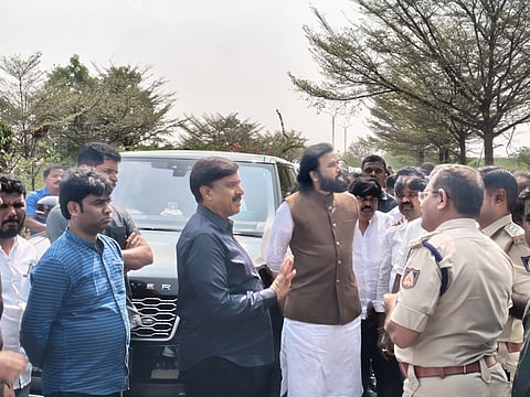 ಬಳ್ಳಾರಿಯ ಕುವೆಂಪುನಗರದಲ್ಲಿ ಮಾಡೆಲ್ ಹೌಸ್‌ಗೆ ಶಾಸಕ ಜಿ.ಜನಾರ್ದನರೆಡ್ಡಿ, ಮಾಜಿ ಶಾಸಕರಾದ ಬಿ.ಶ್ರೀರಾಮುಲು, ಜಿ.ಸೋಮಶೇಖರರೆಡ್ಡಿ ಭೇಟಿ ನೀಡಿ ಪೊಲೀಸರಿಂದ ಮಾಹಿತಿ ಪಡೆದರು.