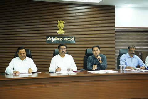 ಬಳ್ಳಾರಿಯ ಡಿಸಿ ಕಚೇರಿ ಸಭಾಂಗಣದಲ್ಲಿ  ಪ್ರಗತಿ ಪರಿಶೀಲನಾ ಸಭೆ ನಡೆಯಿತು. ರಾಜ್ಯಸಭಾ ಸದಸ್ಯ ಡಾ.ಸೈಯದ್ ನಾಸೀರ್ ಹುಸೇನ್, ಡಿಸಿ ನಾಗೇಂದ್ರ ಪ್ರಸಾದ್ ಕೆ., ಜಿಪಂ ಸಿಇಒ ಮಹಮ್ಮದ್ ಹ್ಯಾರಿಸ್ ಸುಮೈರ್, ಜಿಪಂ ಉಪಕಾರ್ಯದರ್ಶಿ ಶಶಿಕಾಂತ್ ಶಿವಪುರೆ ಇದ್ದರು