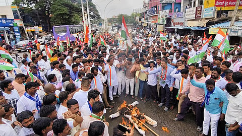ಬಳ್ಳಾರಿಯ ಗಡಗಿ ಚನ್ನಪ್ಪ ವೃತ್ತದಲ್ಲಿ ಜಿಲ್ಲಾ ಕಾಂಗ್ರೆಸ್ ವತಿಯಿಂದ ಸಚಿವ ಬಿ.ನಾಗೇಂದ್ರ ಪರ ನಡೆದ ರ‌್ಯಾಲಿಯಲ್ಲಿ ಬಿಜೆಪಿ ನಾಯಕರ ಪ್ರತಿಕೃತಿ ದಹನಗೊಳಿಸಲಾಯಿತು. ಜಿಲ್ಲಾಧ್ಯಕ್ಷ ಅಲ್ಲಂ ಪ್ರಶಾಂತ್, ಬುಡಾ ಅಧ್ಯಕ್ಷ ಜೆ.ಎಸ್.ಆಂಜನೇಯಲು, ಮೇಯರ್ ಪಿ.ಗಾದೆಪ್ಪ, ಲಿಡ್ಕರ್ ಅಧ್ಯಕ್ಷ  ಮುಂಡರಗಿ ನಾಗರಾಜ, ಮುಖಂಡರಾದ ವೆಂಕಟೇಶ್ ಹೆಗಡೆ, ಎಚ್.ತಿಮ್ಮನಗೌಡ, ಜಗನ್ ಇತರರಿದ್ದರು.