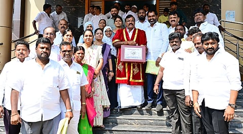 ಬಳ್ಳಾರಿಯ ಪಾಲಿಕೆ ಬಜೆಟ್ ಮಂಡಿಸುವ ಮುನ್ನ ಮೇಯರ್ ಪಿ.ಗಾದೆಪ್ಪ ಸಭಾಂಗಣಕ್ಕೆ ಆಗಮಿಸಿದರು. ಪಾಲಿಕೆ ಸದಸ್ಯರಾದ ಪ್ರಭಂಜನ್ ಕುಮಾರ್, ಕುಬೇರ, ರಾಜೇಶ್ವರಿ, ಹನುಮಂತ, ಕವಿತಾ, ಹೊನ್ನಪ್ಪ, ಇಬ್ರಾಹಿಂ ಇತರಿದ್ದರು