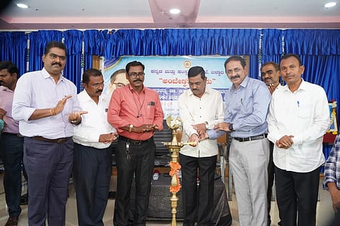 ಬಳ್ಳಾರಿಯ ಎಸ್‌ಎಸ್‌ಎ ಕಾಲೇಜಿನಲ್ಲಿ ಆಯೋಜಿಸಿದ್ದ ಅಂಬೇಡ್ಕರ್ ಓದು ವಿಶೇಷ  ಮತ್ತು ಪ್ರಬಂಧ ಸ್ಪರ್ಧಾ ವಿಜೇತರಿಗೆ ಪುಸ್ತಕ ಬಹುಮಾನ ವಿತರಣಾ ಕಾರ್ಯಕ್ರಮವನ್ನು ವಿವಿ ಕುಲಸಚಿವ ಪ್ರೊ.ಎನ್.ಎಂ.ಸಾಲಿ ಉದ್ಘಾಟಿಸಿದರು. ಪ್ರಾಂಶುಪಾಲ ಪ್ರೊ.ಜಿ.ಪ್ರಹ್ಲಾದ್ ಚೌದ್ರಿ, ಕನ್ನಡ ಮತ್ತು ಸಂಸ್ಕೃತಿ ಇಲಾಖೆಯ ಸಹಾಯಕ ನಿರ್ದೇಶಕ ಬಿ. ನಾಗರಾಜ, ಪ್ರಾಧ್ಯಾಪಕರಾದ ಡಾ. ದಸ್ತಗೀರಸಾಬ್ ದಿನ್ನಿ, ಬಸವರಾಜ್, ದುರ್ಗಾ ಪ್ರಸಾದ್ ಇತರರಿದ್ದರು.