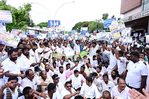 ಬಳ್ಳಾರಿಯ ಗಡಿಗಿ ಚನ್ನಪ್ಪ ವೃತ್ತದಲ್ಲಿ ಕಂಪ್ಲಿ ಶಾಸಕ ಜೆ.ಎನ್.ಗಣೇಶ್ ಅವರಿಗೆ ಸಚಿವ ಸ್ಥಾನ ನೀಡಬೇಕು ಎಂಬುದಾಗಿ ಆಗ್ರಹಿಸಿ ಪ್ರತಿಭಟಿಸಿದರು. ಮುಖಂಡರಾದ ಚನ್ನಬಸವ, ತಿಪ್ಪೇಸ್ವಾಮಿ, ಗಾದಿಲಿಂಗ, ಬಸವರಾಜ್, ತಿಮ್ಮಪ್ಪ, ವೀರೇಶ್, ರೋಹನ್, ಗಂಗಾಧರ್, ಹನುಮಂತ ಇತರರಿದ್ದರು.