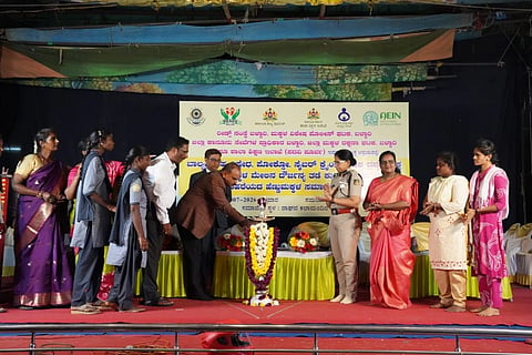 ಬಳ್ಳಾರಿಯ ರಾಘವ ಕಲಾಮಂದಿರದಲ್ಲಿ ಆಯೋಜಿಸಿದ್ದ ಜಿಲ್ಲಾ ಮಟ್ಟದ ಸಮಾವೇಶ ಕಾರ್ಯಕ್ರಮವನ್ನು ನ್ಯಾಯಾಧೀಶ ಸಿದ್ಧಲಿಂಗ ಪ್ರಭು ಉದ್ಘಾಟಿಸಿದರು. ಎಸ್ಪಿ ಡಾ.ಸುಮನ್ ಡಿ.ಪನ್ನೇಕರ್, ನ್ಯಾ.ರಾಜೇಶ್ ಎನ್.ಹೊಸಮನೆ, ಎಎಸ್ಪಿ ನವೀನ್ ಕುಮಾರ್, ಮಕ್ಕಳ ಕಲ್ಯಾಣ ಸಮಿತಿ ಅಧ್ಯಕ್ಷೆ ತ್ರಿವೇಣಿ ಪತ್ತಾರ್ ಇತರರಿದ್ದರು. 