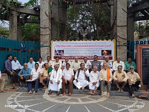 ಬಳ್ಳಾರಿಯ ರೈಲು ನಿಲ್ದಾಣದ ಮುಂಭಾಗದ ಗಾಂಧಿ ಪ್ರತಿಮೆ ಬಳಿ ಹಿಂದು ಯುವಕ ದೀಪು ಚಂದ್ರದಾಸ್ ಹತ್ಯೆ ಖಂಡಿಸಿ ಪ್ರಜ್ಞಾವಂತ ನಾಗರಿಕರ ವೇದಿಕೆಯಿಂದ ಪ್ರತಿಭಟನೆ ನಡೆಯಿತು. ಅಧ್ಯಕ್ಷ ಕೆ.ಎಂ.ಮಹೇಶ್ವರ ಸ್ವಾಮಿ, ಪದಾಧಿಕಾರಿಗಳಾದ ಲಿಂಗನಗೌಡ ಪಾಟೀಲ್, ಡಾ.ಪುರುಷೋತ್ತಮಗೌಡ, ಗಂಗಾಧರಯ್ಯ, ಶಿವರೆಡ್ಡಿ, ರಾಜಶೇಖರ, ಮಂಜುನಾಥ, ತಿಪ್ಪೇಸ್ವಾಮಿ ಇದ್ದರು.