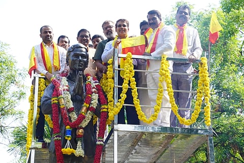 ಬಳ್ಳಾರಿಯ ಡಾ.ರಾಜ್‌ಕುಮಾರ್ ಉದ್ಯಾನವನದಲ್ಲಿ  ಡಾ.ರಾಜ್‌ಕುಮಾರ ಜಯಂತಿ ಅಂಗವಾಗಿ ಪುತ್ಥಳಿಗೆ  ಮಾಲಾರ್ಪಣೆ ಮಾಡಲಾಯಿತು. ಲಿಡ್ಕರ್ ಅಧ್ಯಕ್ಷ ಮುಂಡರಗಿ ನಾಗರಾಜ, ಎಸಿ ಎಚ್.ಡಿ.ರಾಜೇಶ್, ಎಡಿಸಿ ಮಹಮ್ಮದ್ ಎನ್.ಜುಬೇರ್, ಕನ್ನಡ ಮತ್ತು ಸಂಸ್ಕೃತಿ ಇಲಾಖೆಯ ಸಹಾಯಕ ನಿರ್ದೇಶಕ ಬಿ.ನಾಗರಾಜ, ವಾರ್ತಾ ಮತ್ತು ಸಾರ್ವಜನಿಕ ಸಂಪರ್ಕ ಇಲಾಖೆಯ ವಾರ್ತಾ ಸಹಾಯಕ ವಿ.ಸಿ ಗುರುರಾಜ್ ಇತರರಿದ್ದರು.