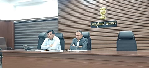ಬಳ್ಳಾರಿಯ ಡಿಸಿ ಕಚೇರಿ ಸಭಾಂಗಣದಲ್ಲಿ ಆಯೋಜಿಸಿದ್ದ ಜಿಲ್ಲಾಮಟ್ಟದ ಕನ್ನಡ ಜಾಗೃತಿ ಸಭೆಯಲ್ಲಿ ಡಿಸಿ ಕೆ.ನಾಗೇಂದ್ರ ಪ್ರಸಾದ್ ಮಾತನಾಡಿದರು. ಪಾಲಿಕೆ ಆಯುಕ್ತ ಪಿ.ಎಸ್.ಮಂಜುನಾಥ ಇದ್ದರು.