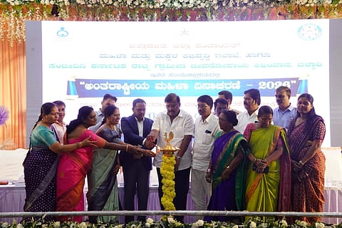 ಬಳ್ಳಾರಿಯ ವಾಲ್ಮೀಕಿ ಭವನದಲ್ಲಿ ಆಯೋಜಿಸಿದ್ದ ಅಂತರಾಷ್ಟ್ರೀಯ ಮಹಿಳಾ ದಿನಾಚರಣೆ ಕಾರ್ಯಕ್ರಮವನ್ನು ಮೇಯರ್ ಪಿ.ಗಾದೆಪ್ಪ ಉದ್ಘಾಟಿಸಿದರು. ಡಿಸಿ ನಾಗೇಂದ್ರ ಪ್ರಸಾದ್ ಕೆ., ಲಿಡ್ಕರ್ ಅಧ್ಯಕ್ಷ ಮುಂಡರಗಿ ನಾಗರಾಜ, ಗ್ಯಾರಂಟಿ ಯೋಜನೆಗಳ ಅನುಷ್ಠಾನ ಪ್ರಾಧಿಕಾರದ ಜಿಲ್ಲಾಧ್ಯಕ್ಷ ಕೆ.ಇ.ಚಿದಾನಂದಪ್ಪ, ಎಡಿಸಿ ಮಹಮ್ಮದ್ ಎನ್. ಜುಬೇರ್, ಜಿಪಂ ಸಿಇಒ ಮಹಮ್ಮದ್ ಹ್ಯಾರಿಸ್ ಸುಮೈರ್, ಉಪಕಾರ್ಯದರ್ಶಿ ಶಶಿಕಾಂತ್ ಶಿವಪುರೆ ಇತರರಿದ್ದರು. ====