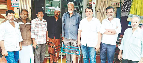 ಬನ್ನೂರಿನಲ್ಲಿ ಕಾಲು ಕಳೆದುಕೊಂಡು ಜೀವನ ನಿರ್ವಹಣೆಗೆ ಶ್ರಮ ಪಡುತ್ತಿದ್ದ ಮಹಮದ್ ಫೀರ್ ಮತ್ತು ಗುಲ್‌ಫಾನ್ ಅವರಿಗೆ ಪರಿಸರ ಜಾಗೃತಿ ವೇದಿಕೆ ಅಧ್ಯಕ್ಷ ಡಾ.ಮಹೇಂದ್ರಸಿಂಗ್ ಕಾಳಪ್ಪ ಕೃತಕ ಕಾಲು ಜೋಡಣೆ ಮಾಡಿಸುವ ಮೂಲಕ ನೆರವಾದರು. ದೇವರಾಜು, ನಾಗರಾಜು, ಬಾಬು, ಸುದರ್ಶನ್, ಅಲ್ತಫ್ ಇತರರು ಇದ್ದರು.