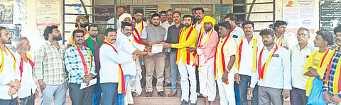 ಬಸವನಬಾಗೇವಾಡಿ ಪಟ್ಟಣದ ತಹಸೀಲ್ದಾರ ಕಚೇರಿಯಲ್ಲಿ  ಕಂದಾಯ ಉಪವಿಭಾಗಾಧಿಕಾರಿ ಗುರುನಾಥ ದಡ್ಡೆವರಿಗೆ ರೈತರ ಸುಟ್ಟ ಟಿಸಿಗಳ ಬದಲಾವಣೆ ಶೀಘ್ರಗತಿ ನೀಡಬೇಕು ಎಂದು ಕರ್ನಾಟಕ ರಕ್ಷಣಾ ವೇದಿಕೆಯ ಕಾರ್ಯಕರ್ತರು ಮನವಿ ಪತ್ರವನ್ನು ಸಲ್ಲಿಸಿದರು. ಶ್ರೀಶೈಲ ಮದ್ದರಕಿ, ಮುತ್ತಯ್ಯ ಪೂಜಾರಿ ಮತ್ತಿತರರಿದ್ದರು.