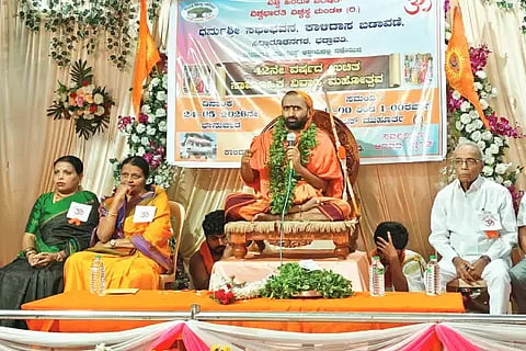 ಭದ್ರಾವತಿಯ ಸಿದ್ಧಾರೂಢ ನಗರದಲ್ಲಿ ಆಯೋಜಿಸಿದ್ದ 42ನೇ ವರ್ಷದ ಉಚಿತ ಸಾಮೂಹಿಕ ವಿವಾಹ ಮಹೋತ್ಸವದಲ್ಲಿ ಕೂಡ್ಲಿ ಮಠದ ಶ್ರೀ ಅಭಿನವ ಶಂಕರ ಭಾರತೀ ಸ್ವಾಮೀಜಿ ಮಾತನಾಡಿದರು. ಗೀತಾ ರಾಜಕುಮಾರ್,  ವೆಂಟಕರಮಣ ಶೇಟ್ ಇತರರಿದ್ದರು.