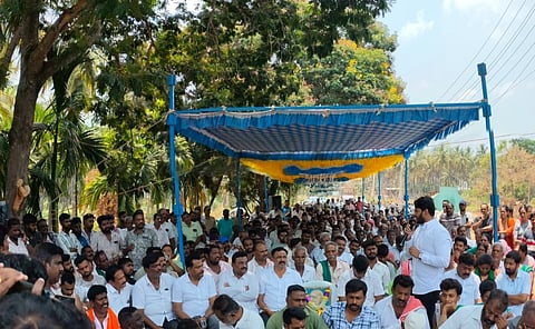 ಚನ್ನಪಟ್ಟಣ ತಾಲೂಕು ಬಿ.ವಿ.ಹಳ್ಳಿಯಲ್ಲಿ ಕಾಡಾನೆಗಳ ಹಾವಳಿಯಿಂದ ನೊಂದ ರೈತರು  ನಡೆಸುತ್ತಿರುವ ಪ್ರತಿಭಟನೆಯಲ್ಲಿ ಜೆಡಿಎಸ್ ಯುವ ಘಟಕದ ಅಧ್ಯಕ್ಷ ನಿಖಿಲ್ ಕುಮಾರಸ್ವಾಮಿ, ಜೆಡಿಎಸ್ ಜಿಲ್ಲಾಧ್ಯಕ್ಷ ಎಚ್.ಸಿ.ಜಯಮುತ್ತು, ತಾಲೂಕು ಅಧ್ಯಕ್ಷ ಗೋವಿಂದಹಳ್ಳಿ ನಾಗರಾಜು, ಬಿಜೆಪಿ ಜಿಲ್ಲಾಧ್ಯಕ್ಷ ಆನಂದಸ್ವಾಮಿ, ಬಿಡಿಸಿಸಿ ಬ್ಯಾಂಕ್ ಮಾಜಿ ನಿರ್ದೇಶಕ ಕುಕ್ಕೂರು ದೊಡ್ಡಿ ಜಯರಾಮು ಇತರರು ಭಾಗವಹಿಸಿದ್ದರು.