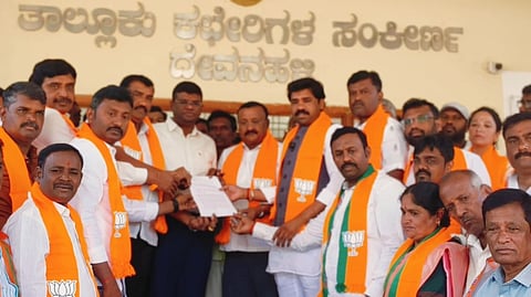 ದೇವನಹಳ್ಳಿಯ ಆಡಳಿತಸೌಧದ ಮುಂಭಾಗದಲ್ಲಿ ಬಿಜೆಪಿ ಕಾರ್ಯಕರ್ತರು ತಹಸೀಲ್ದಾರ್​ ಅನಿಲ್​ಗೆ ಮನವಿ ಸಲ್ಲಿಸಿದರು. ಜಿಲ್ಲಾಧ್ಯಕ್ಷ ರಾಮಕೃಷ್ಣಪ್ಪ, ತಾಲೂಕು ಅಧ್ಯಕ್ಷ ಅಂಬರೀಶಗೌಡ, ಬಿಜೆಪಿ ಮುಖಂಡರಾದ ದೇ.ಸು.ನಾಗಾರಾಜ್​, ಬಿ.ಕೆ.ನಾರಾಯಣಸ್ವಾಮಿ, ಆನಂದ್​ ಗೌಡ, ದಾಸ, ಎಸ್​ಟಿ, ಎಸ್​ಸಿ ಮೋರ್ಚಾ ಅಧ್ಯಕ್ಷ ನಾಗೇಶ್​ ಬಾಬು ಇದ್ದರು.