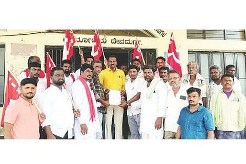 ದೇವದುರ್ಗದಲ್ಲಿ ಗ್ರೇಡ್-2 ತಹಸೀಲ್ದಾರ್ ಗೋವಿಂದ ನಾಯಕಗೆ ಪ್ರಾಂತ ರೈತ ಸಂಘ ಮನವಿ ಸಲ್ಲಿಸಿತು. ತಾಲೂಕು ಅಧ್ಯಕ್ಷ ಹನುಮಂತ ಗುರಿಕಾರ, ಕಾರ್ಯದರ್ಶಿ ಮೌನೇಶ ಜಾಲಹಳ್ಳಿ, ಹನುಮಂತ ಮಡಿವಾಳ, ಬಿ.ರಂಗನಾಥ, ಮುಕ್ತುಂಪಾಷಾ ಇತರರಿದ್ದರು.