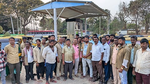 ಆಟೋ strike ಗ್ಯಾಸ್​ ದರ ಏರಿಕೆ ಖಂಡಿಸಿ ಬಂಕ್​ ವಿರುದ್ಧ ಆಟೋ ಚಾಲಕರು ಮುಷ್ಕರ ನಡೆಸಿದರು.