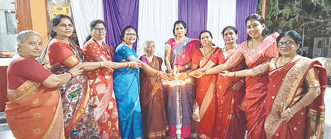 ಗಂಗಾವತಿ ಶ್ರೀ ಗಂಗಾಧರೇಶ್ವರ ದೇವಾಲಯ ಆವರಣದಲ್ಲಿ ಮಹಿಳಾ ಘಟಕ ಹಮ್ಮಿಕೊಂಡಿದ್ದ ಯುಗಾದಿ ಉತ್ಸವ ಸಾಂಸ್ಕೃತಿಕ ಕಾರ್ಯಕ್ರಮವನ್ನು ಚಿತ್ರ ನಿರ್ಮಾಪಕಿ ಮತ್ತು ಕರುಣಾ   ಡೆವಲಪ್‌ಮೆಂಟ್ ಸೊಸೈಟಿ ಅಧ್ಯಕ್ಷೆ ಸಿ.ಮಹಾಲಕ್ಷ್ಮೀ ಸೋಮವಾರ ಉದ್ಘಾಟಿಸಿದರು.ನಿವೃತ್ತ ಪ್ರಾಚಾರ್ಯೆ ಡಿ.ಜಿ.ಮಠದ್, ಹಿರಿಯ ವಕೀಲೆ ಕವಿತಾ ಗುರುಮೂರ್ತಿ ಇತರರಿದ್ದರು.