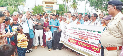 ವಿವಿಧ ಬೇಡಿಕೆಗಳನ್ನು ಈಡೇರಿಸುವಂತೆ ಒತ್ತಾಯಿಸಿ ಹೂವಿನಹಡಗಲಿಯಲ್ಲಿ ಅಂಗವಿಕಲರ ಮತ್ತು ಪಾಲಕರ ಒಕ್ಕೂಟದಿಂದ ಶುಕ್ರವಾರ ಪ್ರತಿಭಟನೆ ನಡೆಯಿತು, 