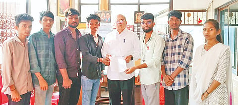 ಶಿಕ್ಷಣ ಕ್ಷೇತ್ರದ (education) ಅಭಿವೃದ್ಧಿಗೆ ಬಜೆಟ್​ನಲ್ಲಿ ಅನುದಾನ ಮೀಸಲಿಡುವಂತೆ ಒತ್ತಾಯಿಸಿ ಹಿರೇಕೆರೂರ ಶಾಸಕ ಯು.ಬಿ. ಬಣಕಾರ ಅವರಿಗೆ ಎಸ್​ಎಫ್​ಐ ಮುಖಂಡರು ಮನವಿ ಸಲ್ಲಿಸಿದರು. 