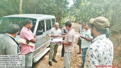 ಕೊಪ್ಪ ತಾಲೂಕಿನ ಭಂಡಿಗಡಿ ಗ್ರಾಮದಲ್ಲಿ ಒತ್ತುವರಿಗೊಂಡ ಸರ್ಕಾರಿ ಜಮೀನನ್ನು ಲೋಕಾಯುಕ್ತ ಅಧಿಕಾರಿಗಳು ಸರ್ವೇ ನಡೆಸುತ್ತಿರುವುದು.