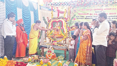 ಕೊರಟಗೆರೆಯ ಹೊಳವನಹಳ್ಳಿ ಹೋಬಳಿಯorganizations ಅಕ್ಕಿರಾಂಪುರ ಗ್ರಾಮದ ಶ್ರೀ ಲಕ್ಷಿ$್ಮ ವೆಂಕಟರಮಣ ಸ್ವಾಮಿ ದೇವಸ್ಥಾನದಲ್ಲಿ ಹಮ್ಮಿಕೊಂಡಿದ್ದ ಸಾಮೂಹಿಕ ಶ್ರೀ ಲಕ್ಷಿ$್ಮ ಪೂಜೆ ಹಾಗೂ ಧಾರ್ಮಿಕ ಸಭಾ ಕಾರ್ಯಕ್ರಮದಲ್ಲಿ  ಸಿದ್ಧರಬೆಟ್ಟ ಶ್ರೀವಿರಭದ್ರ ಶಿವಾಚಾರ್ಯ ಸ್ವಾಮೀಜಿ, ಎಸ್​ಕೆಡಿಆರ್​ಡಿಪಿ  ಜಿಲ್ಲಾ ನಿರ್ದೇಶಕ ಪ್ರವಿಣ್​ ಕುಮಾರ್​, ತುಮಕೂರು ಡೇರಿ ನಿರ್ದೇಶಕ ವಿ.ಸಿದ್ದಗಂಗಯ್ಯ ಇತರರಿದ್ದರು. 