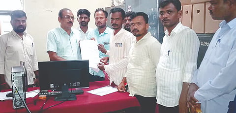 ಕುಷ್ಟಗಿಯಲ್ಲಿ ತಹಸೀಲ್ದಾರ್ ಅಶೋಕ ಶಿಗ್ಗಾವಿಗೆ ಶಿಕ್ಷಕ ಹುದ್ದೆ ಆಕಾಂಕ್ಷಿಗಳು ಮನವಿ ಸಲ್ಲಿಸಿದರು. 