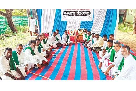 ಲಿಂಗಸುಗೂರು ಕೃಷಿ ಇಲಾಖೆ ಆವರಣದಲ್ಲಿ ವಿವಿಧ ಸಂಘಟನೆಗಳಿಂದ ಅನಿರ್ದಿಷ್ಟಾವಧಿ ಧರಣಿ ಆರಂಭಿಸಿರುವುದು. ರೈತ ಸಂಘದ ಜಿಲ್ಲಾಧ್ಯಕ್ಷ ಶಿವಪುತ್ರಗೌಡ ಪಾಟೀಲ್, ಆಟೋ ಚಾಲಕರ ಸಂಘದ ಬಾಬಾಜಾನಿ, ಡಿಎಸ್‌ಎಸ್ ಮುಖಂಡ ಬಸವರಾಜ ಗೋಸ್ಲೆ, ಮುಖಂಡರಾದ ಹನಮಂತ ನೇಲ್ಗಿ, ಬಾಲನಗೌಡ ಪಾಟೀಲ್, ರೈತ ಸಂಘದ ಮುದಗಲ್ ಹೋಬಳಿ ಅಧ್ಯಕ್ಷ ಲಕ್ಷ್ಮಣ ಇತರರಿದ್ದರು.
