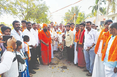  ಲಕ್ಷ್ಮೇಶ್ವರ ತಾಲೂಕಿನ ಪು. ಬಡ್ನಿ ಗ್ರಾಮದಲ್ಲಿ ಹಿಂದೂ ಸಮಾಜೋತ್ಸವ ಅಂಗವಾಗಿ ಹೊಸರಿತ್ತಿಯ ಶ್ರೀ ಗುದ್ದಲಿ ಶಿವಯೋಗೇಶ್ವರ ಮಹಾಸ್ವಾಮಿಗಳು ಗೋವಿಗೆ ಪೂಜೆ ಸಲ್ಲಿಸಿದರು.