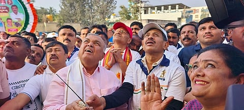 ಮಾಗಡಿ ಗಾಂಧಿ ವೃತ್ತದಲ್ಲಿ ಪ್ರತಿಷ್ಠಾಪಿಸಲಾದ ಬೃಹತ್​ ಗಾಂಧಿ ಪ್ರತಿಮೆಯನ್ನು ಜಿಲ್ಲಾ ಉಸ್ತವಾರಿ ಸಚಿವ ರಾಮಲಿಂಗರೆಡ್ಡಿ ಅನಾವರಣಗೊಳಿಸಿದರು. ಶಾಸಕ ಎಚ್​.ಸಿ.ಬಾಲಕೃಷ್ಣ, ಗ್ಯಾರಂಟಿ ಅನುಷ್ಠಾನ ಸಮಿತಿ ಅಧ್ಯಕ್ಷ ಎಚ್​.ಎಂ.ರೇವಣ್ಣ ಇತರರು ಇದ್ದರು.