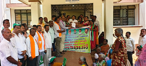 ಮಳವಳ್ಳಿ ತಾಲೂಕು ಕಚೇರಿ ಮುಂದೆ ಶುಕ್ರವಾರ ಮಾಜಿ ಶಾಸಕ ಡಾ.ಕೆ.ಅನ್ನದಾನಿ ನೇತೃತ್ವದಲ್ಲಿ ಪ್ರತಿಭಟನೆ ನಡೆಸಿದ ಜೆಡಿಎಸ್-ಬಿಜೆಪಿ ಕಾರ್ಯಕರ್ತರು ಮಹಿಳಾ ಮಸೂದೆಯನ್ನು ಮರು ಚರ್ಚೆ ಮಾಡಿ ಜಾರಿಗೆ ತರುವಂತೆ ಆಗ್ರಹಿಸಿದ ಮನವಿ ಪತ್ರವನ್ನು ರಾಜ್ಯಪಾಲರಿಗೆ ರವಾನಿಸಲು ತಹಸೀಲ್ದಾರ್ ಡಾ.ಲೋಕೇಶ್ ಅವರಿಗೆ ನೀಡಿದರು.  ಹನುಮಂತು, ಸಿದ್ದಾಚಾರಿ, ಪದ್ಮಮ್ಮ, ಅನಿತಾ, ಉಮಾ, ನಂದಕುಮಾರ್, ಮಧುಗಂಗಾಧರ್, ಕಾಂತರಾಜು, ಮಧು ಇದ್ದರು.
