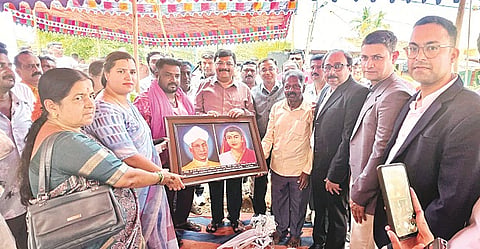 ಮಳವಳ್ಳಿ ಪಟ್ಟಣದ ಗಂಗಾಮತ ಬಡಾವಣೆಯಲ್ಲಿರುವ ಶತಮಾನ ಪೂರ್ವ ಸರ್ಕಾರಿ ಶಾಲೆ ಆವರಣದಲ್ಲಿ 12 ಶಾಲಾ ಕೊಠಡಿ ನಿರ್ಮಾಣಕ್ಕೆ ಶಾಸಕ ಪಿ.ಎಂ.ನರೇಂದ್ರಸ್ವಾಮಿ ಚಾಲನೆ ನೀಡಿದರು. ಕಾವ್ಯಾ ಕಾಳಪ್ಪ,  ಉಮಾ, ಸೋಮಶೇಖರ್, ನಾಗರತ್ನಾ, ರಾಮಲಿಂಗಯ್ಯ, ಸಿ.ಪಿ.ರಾಜು, ದೊಡ್ಡಯ್ಯ, ವಿಶ್ವಾಸ್ ಇದ್ದರು