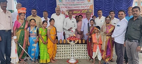 ಮಳವಳ್ಳಿ ತಾಲೂಕಿನ ಕಗ್ಗಲೀಪುರ ಗ್ರಾಮದ ಸರ್ಕಾರಿ ಹಿರಿಯ ಪ್ರಾಥಮಿಕ ಶಾಲೆ ಆವರಣದಲ್ಲಿ ಶಾಲಾ ಶಿಕ್ಷಣ ಮತ್ತು ಸಾಕ್ಷರತೆ ಇಲಾಖೆ ವತಿಯಿಂದ ಸೋಮವಾರ ಆಯೋಜಿಸಿದ್ದ ಬೆಳಕವಾಡಿ ಕ್ಲಸ್ಟರ್ ಮಟ್ಟದ ಪ್ರತಿಭಾ ಕಾರಂಜಿ ಕಾರ್ಯಕ್ರಮವನ್ನು ಶಾಲಾಭಿವೃದ್ಧಿ ಸಮಿತಿ ಅಧ್ಯಕ್ಷ ಕೋಮಲೇಶ್ ಉದ್ಘಾಟಿಸಿದರು. ಎಂ.ಪರಶಿವಮೂರ್ತಿ, ಕೆ.ಬಿ.ಮಹೇಶ್, ವೀರಣ್ಣ, ಕುಮಾರ್, ನಾಡಗೌಡ ಬಸವಣ್ಣ, ಪಟೇಲ್ ಪುಟ್ಟಸ್ವಾಮಿ, ವಿವಿಧ ಶಾಲೆಯ ಮುಖ್ಯಶಿಕ್ಷಕರಾದ ಶಿವಕುಮಾರ್, ಶಿವಾನಂದ ಕುಮಾರ್, ಬಿ.ಎಂ.ಮಹೇಶ್, ಕುಮಾರ್, ಸುಮತಿ, ಇಷ್ರಾತ್ ಜಾನ್, ಶಿವಮಲ್ಲಮ್ಮ ಇದ್ದರು.