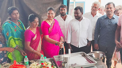 ಗುಬ್ಬಿ ತಾಲೂಕಿನ  inaugurate ಚಿಕ್ಕಹೇಡಿಗೆಹಳ್ಳಿಯಲ್ಲಿ ನಂದಿನಿ ಹಾಲಿನ ಉಪಕೇಂದ್ರವನ್ನು ತುಮುಲ್​ ನಿರ್ದೇಶಕಿ ಭಾರತಿ ಶ್ರೀನಿವಾಸ್​ ಉದ್ಘಾಟಿಸಿದರು. ಗ್ರಾಪಂ ಅಧ್ಯಕ್ಷ ಯೋಗೀಶ್​, ಸದಸ್ಯರಾದ ಗುರುರಾಜು, ಕಾಂತರಾಜು ಇದ್ದರು.