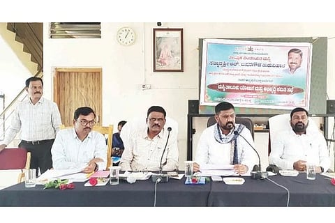ಮಸ್ಕಿ ತಾಪಂ ಕಚೇರಿ ಸಭಾಂಗಣದಲ್ಲಿ ತಾಲೂಕು ಯೋಜನೆ ಮತ್ತು ಅಭಿವೃದ್ಧಿ ಸಮಿತಿ ಸಭೆ ನಡೆಯಿತು. ಶಾಸಕ ಆರ್.ಬಸನಗೌಡ ತುರ್ವಿಹಾಳ, ತಾಪಂ ಇಒ ಅಮರೇಶ ಯಾದವ್, ಜಿಲ್ಲಾ ಯೋಜನಾಧಿಕಾರಿ ಡಾ.ಟಿ.ರೋಣಿ, ಪುರಸಭೆ ಅಧ್ಯಕ್ಷ ಮಲ್ಲಯ್ಯ ಅಂಬಾಡಿ ಇದ್ದರು.