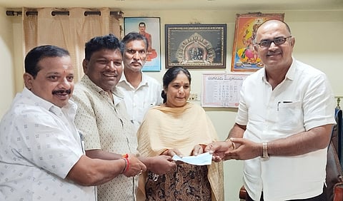 ಇತ್ತೀಚೆಗೆ ಮೃತಪಟ್ಟ ನೆಲಮಂಗಲ ನಗರಸಭೆಯ ನೌಕರರ ಕುಟುಂಬಕ್ಕೆ ಅಧ್ಯಕ್ಷ ಎನ್​.ಗಣೇಶ್​ ಪರಿಹಾರದ ಚೆಕ್​ ವಿತರಿಸಿದರು. ವ್ಯವಸ್ಥಾಪಕ ಮಮ್ತಾಜ್​ ಪಾಷಾ, ನಗರಸಭೆ ಸದಸ್ಯ ಶಿವಕುಮಾರ್​, ಅಂಜಮೂರ್ತಿ, ಪುರುಷೋತ್ತಮ್​, ನರಸಿಂಹಮೂರ್ತಿ ಇದ್ದರು.