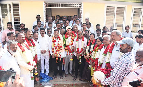 ನಗರದ ಟಿಎಪಿಸಿಎಂಎಸ್ ಸಹಕಾರ ಸಂಘದಲ್ಲಿ ಅಧ್ಯಕ್ಷರಾಗಿ ಕುರಹಟ್ಟಿ ಮಹೇಶ್, ಉಪಾಧ್ಯಕ್ಷರಾಗಿ ಮಹದೇವ್ ಅವಿರೋಧವಾಗಿ ಆಯ್ಕೆಯಾದ ಹಿನ್ನೆಲೆಯಲ್ಲಿ ಬೆಂಬಲಿಗರು ಅಭಿನಂದನೆ ಸಲ್ಲಿಸಿದರು. ಮಾಜಿ ಶಾಸಕ ಕಳಲೆ ಕೇಶವಮೂರ್ತಿ, ಪರಶಿವಮೂರ್ತಿ, ಪ್ರಕಾಶ್ ಇತರರು ಇದ್ದರು.