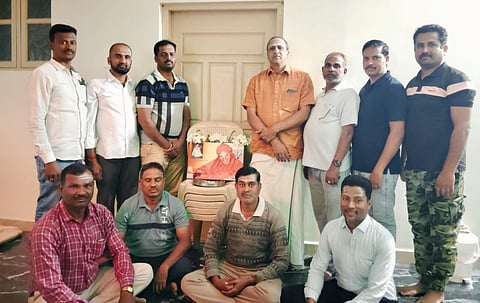  ನಗರದ ವಿದ್ಯಾನಗರ ಬಡಾವಣೆಯಲ್ಲಿ ಡಾ. ಶಿವಕುಮಾರ ಶ್ರೀಗಳ ಪುಣ್ಯ ಸ್ಮರಣೆ ಕಾರ್ಯಕ್ರಮ ನಡೆಯಿತು. ಅಖಿಲ ಭಾರತ ವೀರಶೈವ ಮಹಾಸಭಾ ನಿರ್ದೇಶಕ ಕಲ್ಮಲ್ಲಿ ನಟರಾಜು, ಮಹೇಶ್ ಮನಿಶ್ ಇತರರಿದ್ದರು.