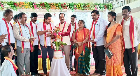 ನಗರದ ಡಾ.ಬಿ.ಆರ್.ಅಂಬೇಡ್ಕರ್ ಸಮುದಾಯ ಭವನದಲ್ಲಿ ರಾಷ್ಟ್ರಕವಿ ಕುವೆಂಪು ಅವರ 122ನೇ ಜನ್ಮ ದಿನಾಚರಣೆ ಕಾರ್ಯಕ್ರಮವನ್ನು ಶಾಸಕ ದರ್ಶನ್ ಉದ್ಘಾಟಿಸಿದರು. ಎಂ.ಮಹೇಶ್, ಮಡ್ಡಿಗೆರೆ ಗೋಪಾಲ್, ಲತಾ ಮುದ್ದು ಮೋಹನ್, ಶೋಭಾ ನಾಗಶಯನ  ಇತರರು ಇದ್ದರು.