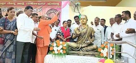 ನಗರದ ಖಾಸಗಿ ಕಲ್ಯಾಣ ಮಂಟಪದಲ್ಲಿ ಗರಳಪುರಿ ಉತ್ಸವ ಅಂಗವಾಗಿ ಆಯೋಜಿಸಿದ್ದ ವಚನ ಕಂಠಪಾಠ ಸ್ಪರ್ಧೆಯನ್ನು ಶ್ರೀ ನಾಗರಾಜೇಂದ್ರ ಸ್ವಾಮೀಜಿ ಉದ್ಘಾಟಿಸಿದರು. ಕಳಲೆ ಕೇಶವಮೂರ್ತಿ, ಬಸವ ಯೋಗೇಶ್, ಕುರಹಟ್ಟಿ ಮಹೇಶ್, ಸಿ.ಎಂ.ಶಂಕರ್ ಇದ್ದರು.