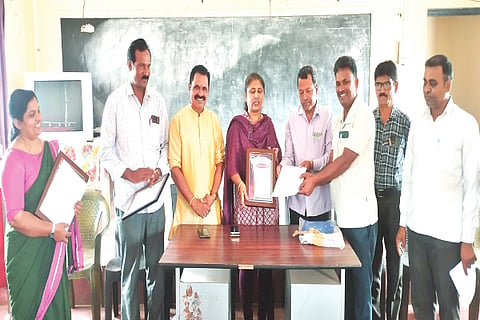ಎನ್.ಆರ್.ಪುರದ ತಾಲೂಕು ಪ್ರಾಥಮಿಕ ಶಾಲಾ ಶಿಕ್ಷಕರ ಸಂಘದ ನೂತನ ನಿರ್ದೇಶಕರಿಗೆ ಬಿಇಒ ಶಬಾನಾಅಂಜುಮ್ ಪ್ರಮಾಣ ಪತ್ರ ವಿತರಿಸಿದರು. 