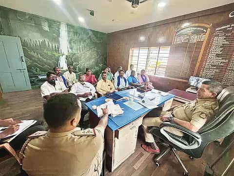 ಎನ್.ಆರ್.ಪುರ ಪೊಲೀಸ್ ಠಾಣೆಯಲ್ಲಿ ದಲಿತರ ಕುಂದುಕೊರತೆ ಸಭೆ ನಡೆಯಿತು. ಗುರುದತ್ ಕಾಮತ್, ಡಿ.ಇ.ನೂತನ್, ಡಿ.ರಾಮು, ಆಶಾ ಮಧು, ಪವಿತ್ರಾ ದೇವರಾಜ್, ಪಿಕಪ್ ಚಂದ್ರು, ಮಂಜುನಾಥ್, ವಿಜಯಲಕ್ಷ್ಮೀ ಮತ್ತಿತರರಿದ್ದರು.