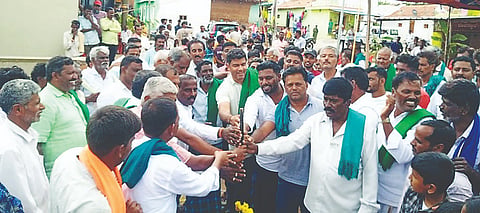 ಪಾಂಡವಪುರ ತಾಲೂಕಿನ ಡಿಂಕಾ ಗ್ರಾಪಂ ವ್ಯಾಪ್ತಿಯಲ್ಲಿ ವಿವಿಧ ಅಭಿವೃದ್ಧಿ ಕಾಮಗಾರಿಗಳಿಗೆ ಶಾಸಕ ದರ್ಶನ್ ಪುಟ್ಟಣ್ಣಯ್ಯ ಭೂಮಿ ಪೂಜೆ ನೆರವೇರಿಸಿದರು. ವೈ.ಪಿ.ಮಂಜುನಾಥ್, ವೈ.ಜಿ.ರಘು, ಡಿಂಕಾ ರಮೇಶ್, ಸೋಮಣ್ಣ, ತಮ್ಮಯ್ಯ, ಡಿಂಕಾ ಶೆಟ್ಟಹಳ್ಳಿ ದೇವರಾಜು, ಅಭಿಲಾಷ್ ಇತರರು ಇದ್ದರು.