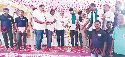 ಪಾಂಡವಪುರ ತಾಲೂಕಿನ ಮಹದೇಶ್ವರಪುರ ಗ್ರಾಮದಲ್ಲಿ ಆಯೋಜಿಸಿದ್ದ ಕಾರ್ಯಕ್ರಮದಲ್ಲಿ ತಾಲೂಕು ಬೋರ್‌ವೆಲ್ ದುರಸ್ತಿಗಾರರ ಕ್ಷೇಮಾಭಿವೃದ್ಧಿ ಸಂಘವನ್ನು ಶಾಸಕ ದರ್ಶನ್ ಪುಟ್ಟಣ್ಣಯ್ಯ ಉದ್ಘಾಟಿಸಿದರು. ವಾಸುದೇವ್, ಸಿ.ಎಸ್.ಪುಟ್ಟರಾಜು, ಸಿ.ಶಿವಕುಮಾರ್ ಇತರರು ಇದ್ದರು.