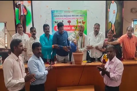 ಶಿಕಾರಿಪುರದಲ್ಲಿ ಆಯೋಜಿಸಿದ್ದ ಕುರಿ ಮತ್ತು ಮೇಕೆ ಸಾಕಣೆ ಉಚಿತ ತರಬೇತಿ ಕಾರ್ಯಾಗಾರವನ್ನು ರಾಜ್ಯ ಕೃಷಿಕ ಸಮಾಜದ ಅಧ್ಯಕ್ಷ ನಗರದ ಮಹದೇವಪ್ಪ ಉದ್ಘಾಟಿಸಿದರು. ಹುಲ್ಮಾರ್ ಮಹೇಶ್, ಬಿ.ಸಿ.ವೇಣುಗೋಪಾಲ್, ಗಂಗಾಧರ್, ಪುಷ್ಪಾ ಮಂಜಪ್ಪ ಇತರರಿದ್ದರು.