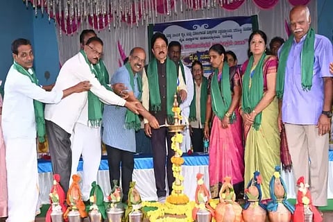 ತಾಲೂಕಿನ ಹಿತ್ತಲ ಗ್ರಾಮದಲ್ಲಿ ನಿರ್ಮಿಸಿರುವ ಕೃಷಿ ಸಹ್ಯಾದ್ರಿ ತಂಡದ ಮಾಹಿತಿ ಕೇಂದ್ರ ಹಾಗೂ ಕೈತೋಟವನ್ನು ಡಾ. ದುಶ್ಯಂತ್‌ಕುಮಾರ್, ಡಾ. ಶಶಿಧರ್, ಡಾ. ಶಿವಣ್ಣ ಮತ್ತಿತರರು ಉದ್ಘಾಟಿಸಿದರು. ಡಾ. ಸಹನಾ, ಪರಮೇಶ್ವರಪ್ಪ ಇತರರಿದ್ದರು.