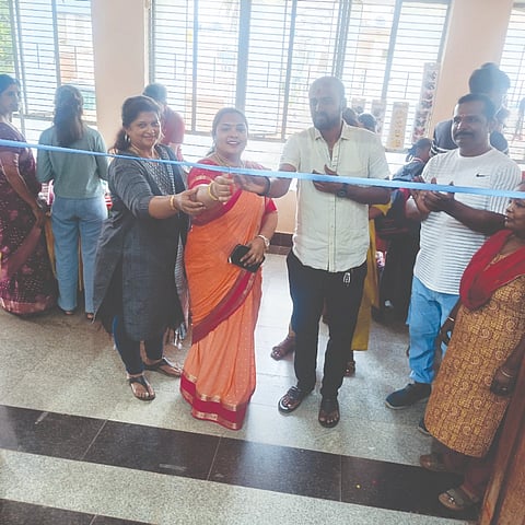 ವಿಜಯಪುರದ ಶ್ರೀ ಸುಬ್ಬಮ್ಮ ಚೆನ್ನಪ್ಪ ಸಮುದಾಯ ಭವನದಲ್ಲಿ ಹಮ್ಮಿಕೊಂಡಿದ್ದ ಆಷಾಢ ಶಾಪಿಂಗ್​ ಆಹಾರ ಹಾಗೂ ಮಾವು ಮೇಳಕ್ಕೆ ಪುರಸಭೆ ಅಧ್ಯೆ ಭವ್ಯ ಮಹೇಶ್​ ಚಾಲನೆ ನೀಡಿದರು. ಇನ್ನರ್​ವೀಲ್​ ಕ್ಲಬ್​ ಮಾಜಿ ಅಧ್ಯೆ ಪ್ರೀತಿ ಮಹೇಶ್​ 