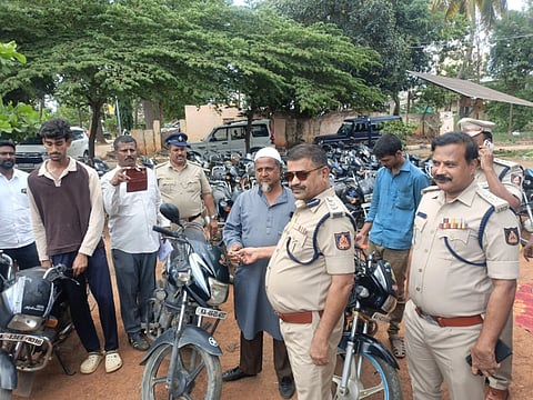 ವಿಜಯಪುರ ಪೊಲೀಸ್​ ಠಾಣೆಯಲ್ಲಿ ಹಮ್ಮಿಕೊಂಡಿದ್ದ ಸುದ್ದಿಗೋಷ್ಠಿಯಲ್ಲಿ ಎಸ್ಪಿ ಚಂದ್ರಕಾಂತ್​, ಅಪರ ಪೊಲೀಸ್​ ಅಧೀಕ್ಷಕರಾದ ವೆಂಕಟೇಶ್​ ಪ್ರಸನ್ನ, ಲಕ್ಷಿ$್ಮನಾರಾಯಣ್​ ಹಾಗೂ ದೊಡ್ಡಬಳ್ಳಾಪುರ ಉಪವಿಭಾಗದ ಡಿವೈಎಸ್ಪಿ ಎಸ್​.ಪಾಂಡುರಂಗ ಉಪಸ್ಥಿತರಿದ್ದರು.