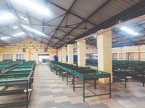 ವಿಜಯಪುರ ರೇಷ್ಮೆಗೂಡು ಮಾರುಕಟ್ಟೆಯಲ್ಲಿ ರೇಷ್ಮೆಗೂಡು ಇಲ್ಲದೆ ಖಾಲಿ ಇರುವ ಜಾಲರಗಳು.