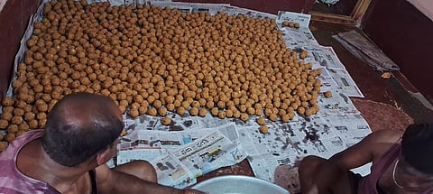 ಪ್ರಥಮ ಏಕಾದಶಿ ಹಿನ್ನೆಲೆಯಲ್ಲಿ ವಿಜಯಪುರದ ಹಾರ್ಡಿಪುರ ಕ್ಷೇತ್ರದ ಶ್ರೀ ಲಕ್ಷ್ಮೀವೆಂಕಟರಮಣ ಸ್ವಾಮಿ ದೇವಾಲಯದಲ್ಲಿ 20 ಸಾವಿರ ಲಡ್ಡುಗಳನ್ನು ತಯಾರಿಸುತ್ತಿರುವುದು.