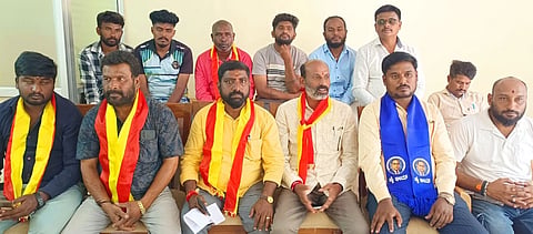 ವಿಜಯಪುರ ಪ್ರವಾಸಿಮಂದಿರದಲ್ಲಿ  ಸುದ್ದಿಗೋಷ್ಟಿಯಲ್ಲಿ ಕರವೇ ಮುಖಂಡ ಪುರ ಕೃಷ್ಣಪ್ಪಮಾತನಾಡಿದರು. ಮುಖಂಡ ಮಹೇಶ್​ ಕುಮಾರ್​ ಹಾಗೂ ಪದಾಧಿಕಾರಿಗಳು ಇದ್ದರು. 