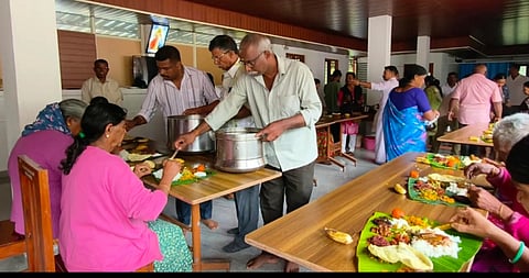 ಓಣಂ ಹಬ್ಬದ ಅಂಗವಾಗಿ ವಿರಾಜಪೇಟೆಯ ಮುತ್ತಪ್ಪ ಮಲಯಾಳಿ ಸಮಾಜದ ವತಿಯಿಂದ ಹೆಗ್ಗಳ ಗ್ರಾಮದಲ್ಲಿರುವ ಸ್ನೇಹ ಭವನ ವೃದ್ಧಾಶ್ರಮದ ನಿವಾಸಿಗಳಿಗೆ ಭಾನುವಾರ ಭೋಜನ ಸೇವೆ ಮಾಡಲಾಯಿತು. 